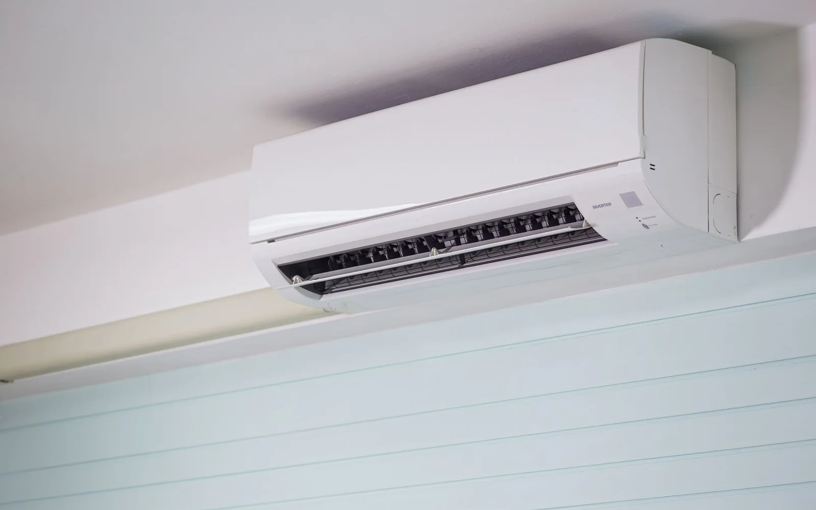 Unité de climatisation murale installée dans un intérieur clair