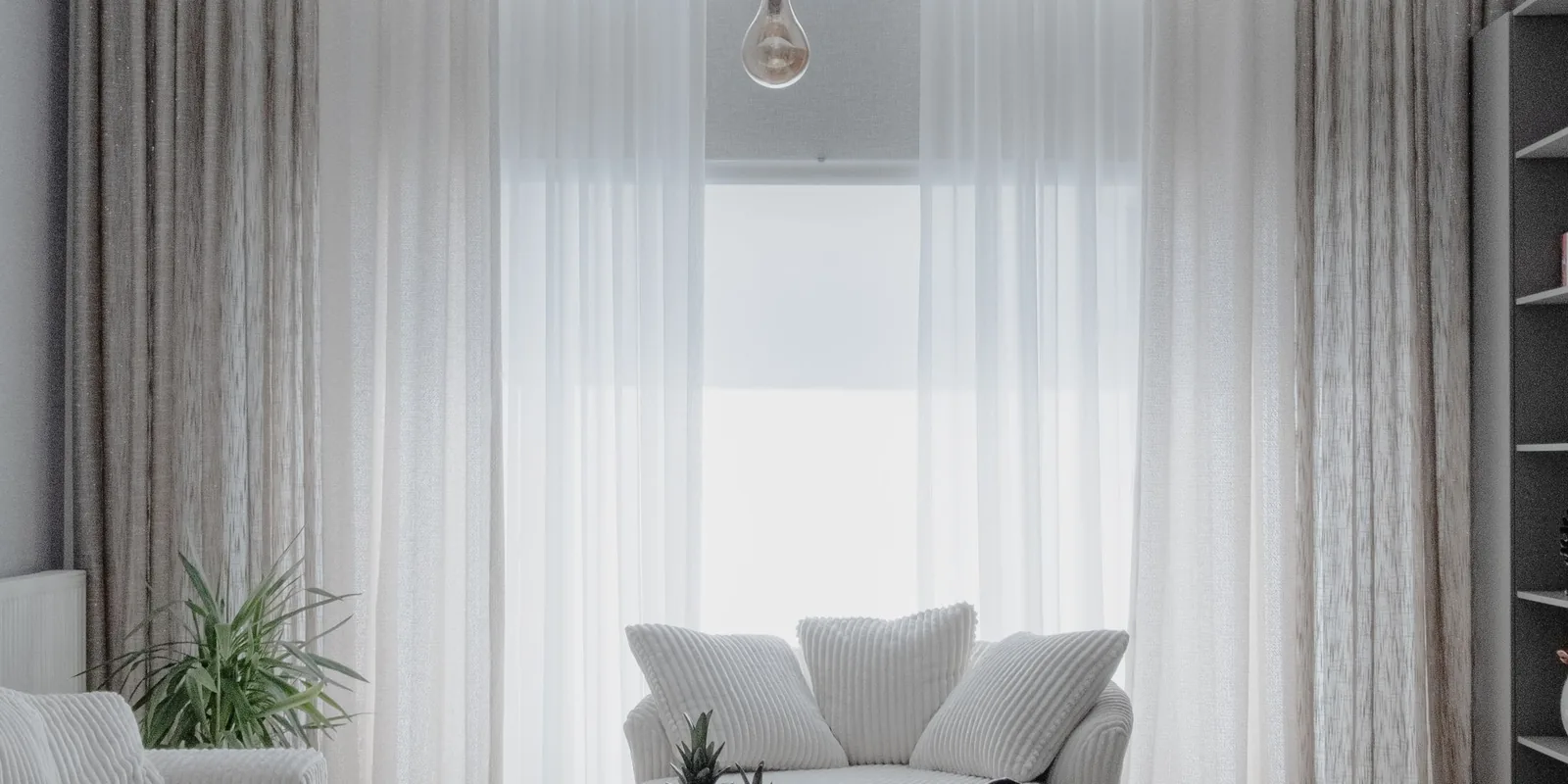 Salon contemporain lumineux avec de grandes fenêtres