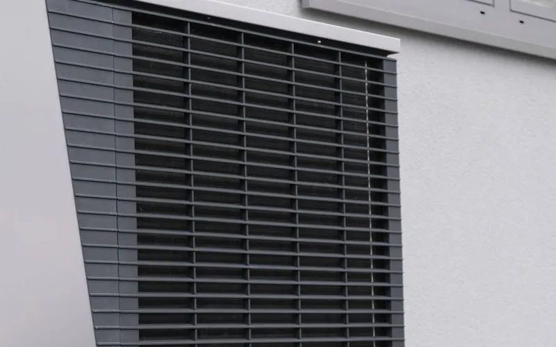 Unité extérieure de climatisation installée sur une façade
